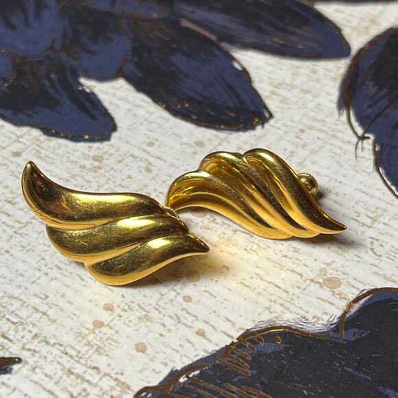 Vintage Designer Luxe Gold Wing Earrings by Napier - Picture 6 of 6